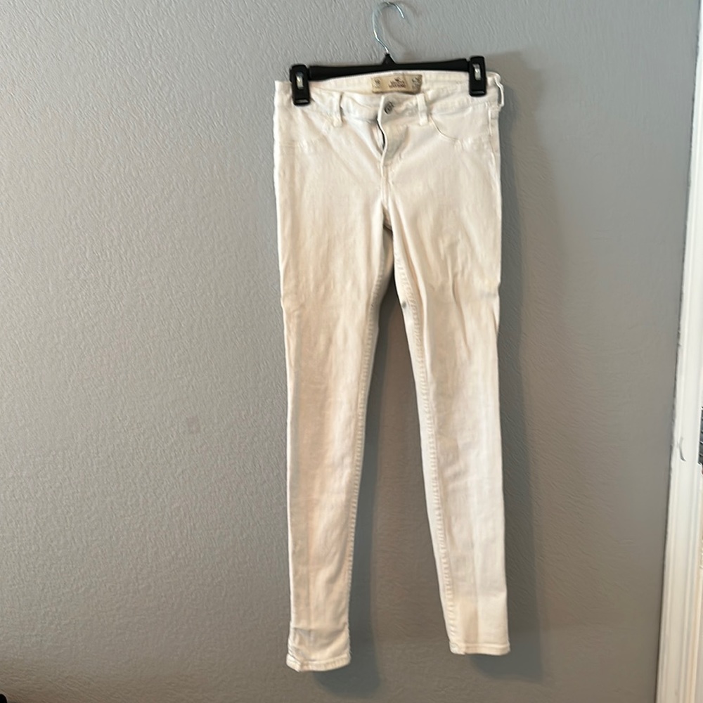 Hollister juniors white jeans in size 3R.